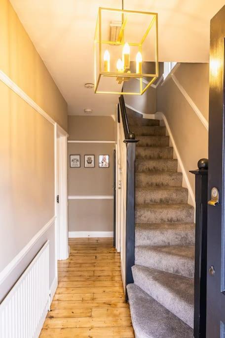 Stunning 3 Bed In New Malden, South West -newly Decorated - Free Parking - Ultrafast Wifi - Smart Tv - Netflix - Sleeps Up To 6! Close To Wimbledon And Kingston. Holiday home London