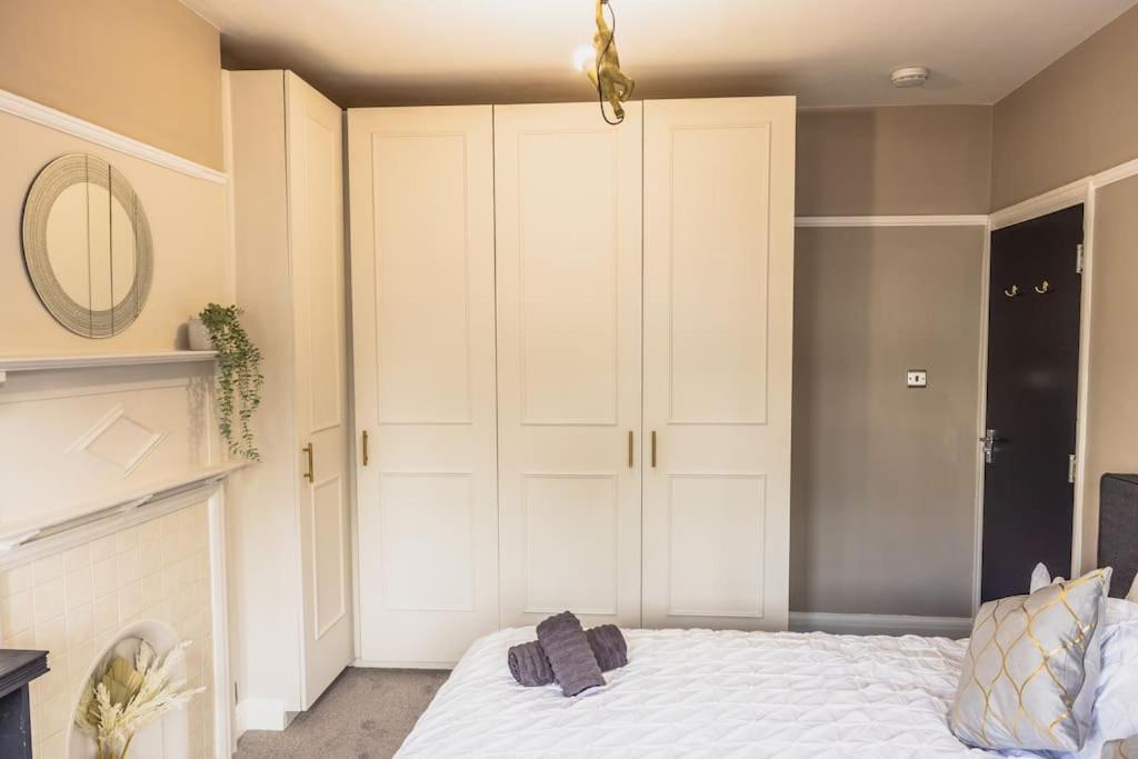 Stunning 3 Bed In New Malden, South West -newly Decorated - Free Parking - Ultrafast Wifi - Smart Tv - Netflix - Sleeps Up To 6! Close To Wimbledon And Kingston. * London