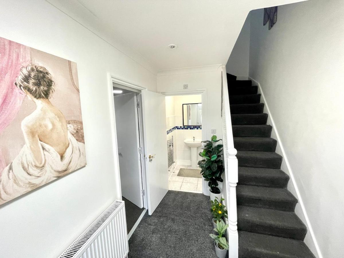 4 Bedrooms House, 3 Bathrooms , Separate Reception, Full Kitchen, Garden, Parking Casa de férias