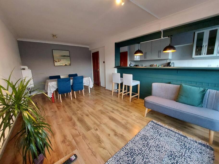 2 Bed Flat, Bounds Green, Piccadilly Line, N11 London