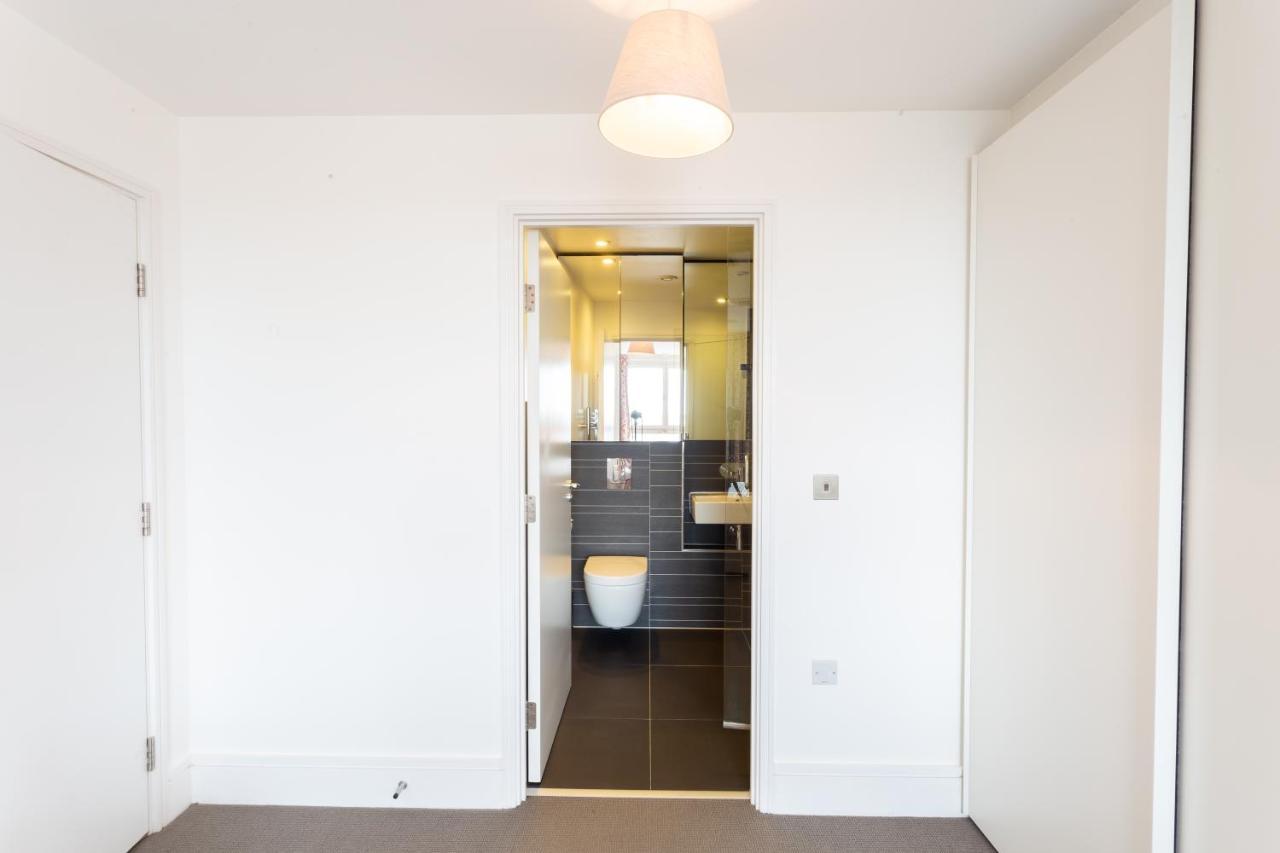 2 Bed 2 Bath Penthouse With Amazing Views With Free Parking Apartment *