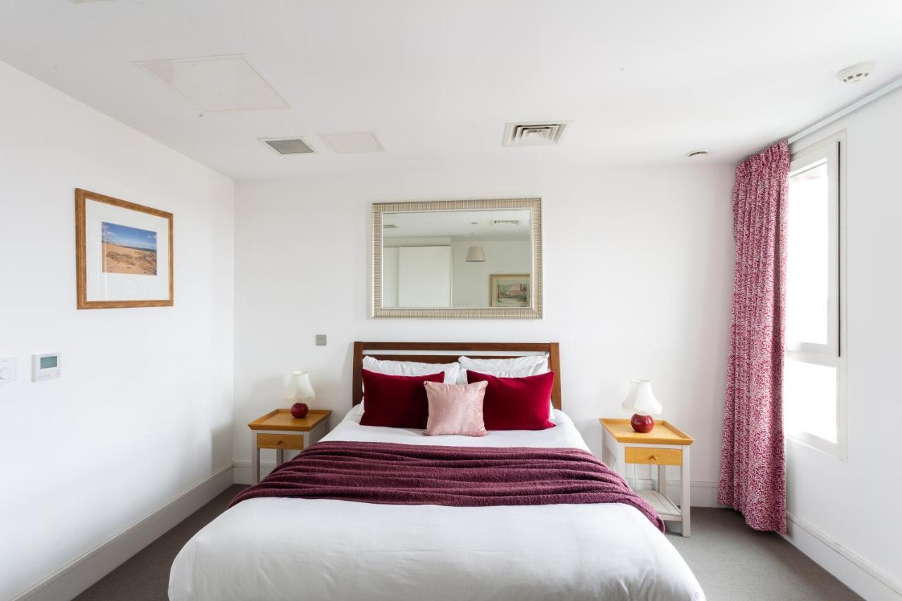 2 Bed 2 Bath Penthouse With Amazing Views With Free Parking London
