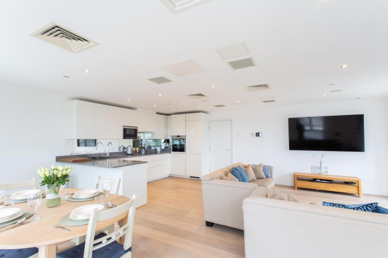 2 Bed 2 Bath Penthouse With Amazing Views With Free Parking *