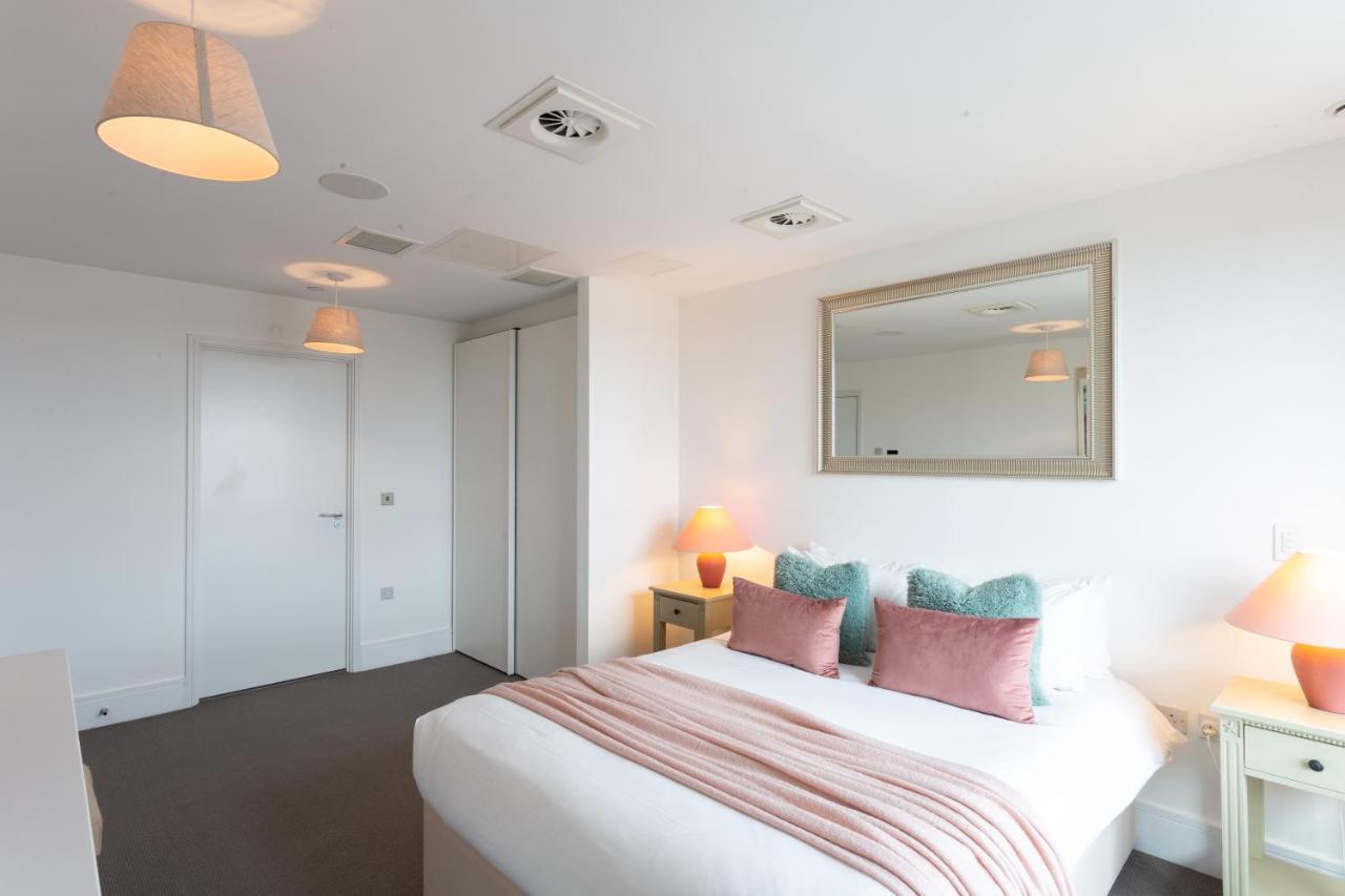 2 Bed 2 Bath Penthouse With Amazing Views With Free Parking London