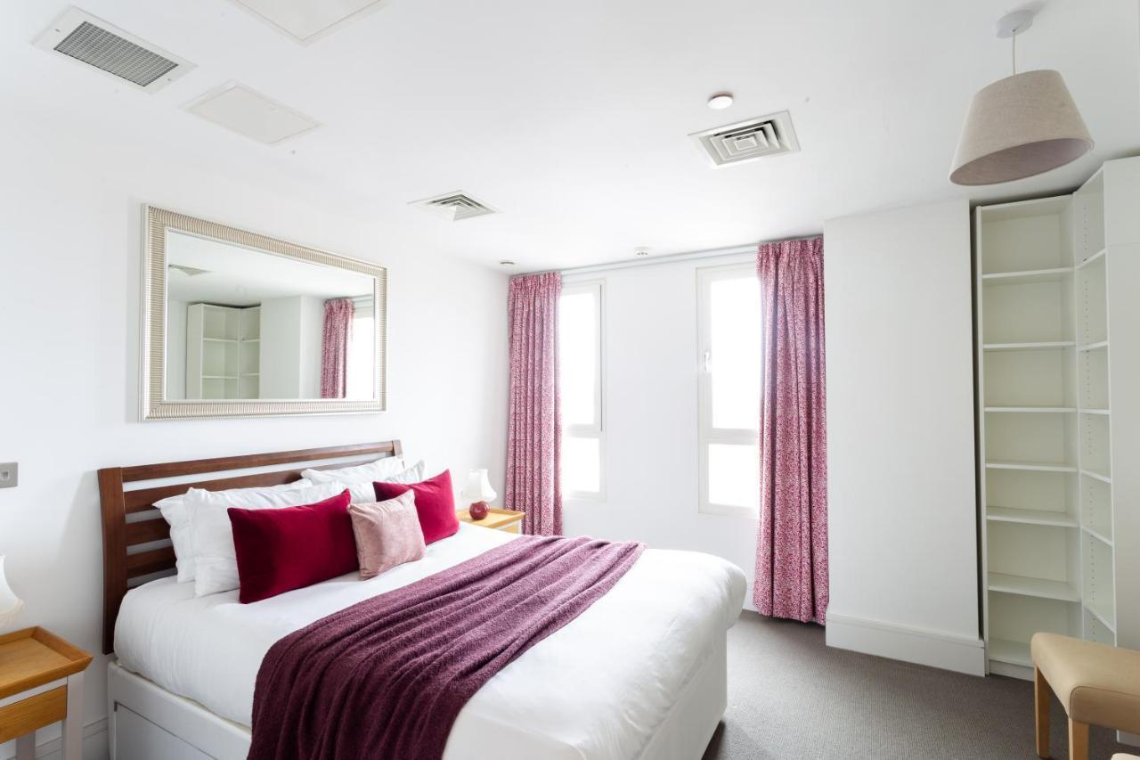 2 Bed 2 Bath Penthouse With Amazing Views With Free Parking * London