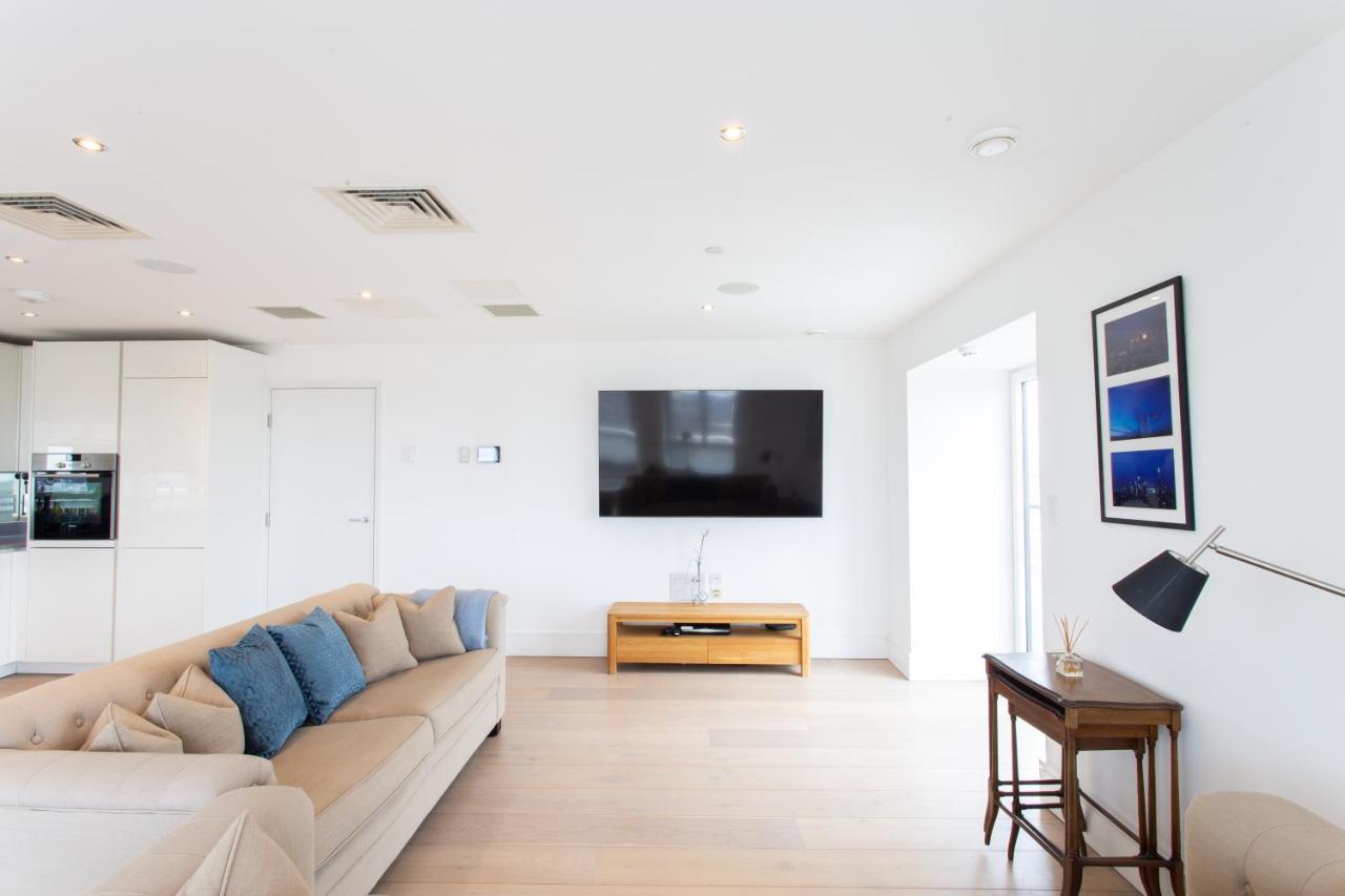 2 Bed 2 Bath Penthouse With Amazing Views With Free Parking Apartment London