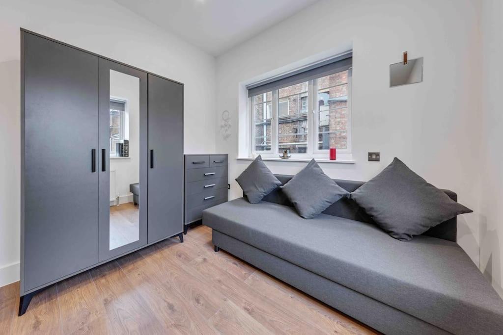 Sleep 8 9elms London