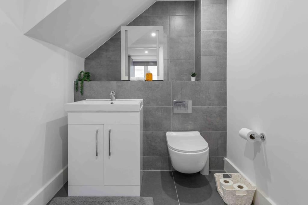 Apartment Sleep 8 9elms London
