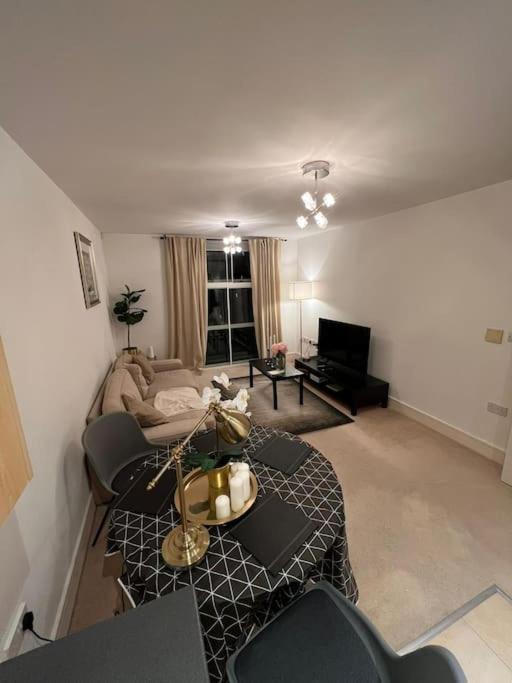 Apartamento One Double Bedroom On Chelsea Bridge! *