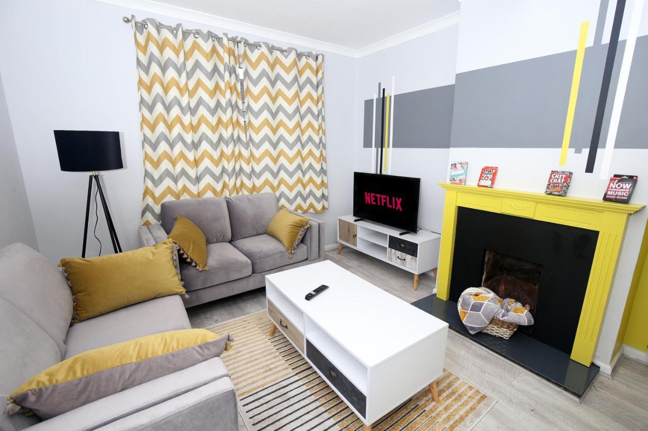 Family-friendly 3-bed House With Parking Near O2 Apartment *