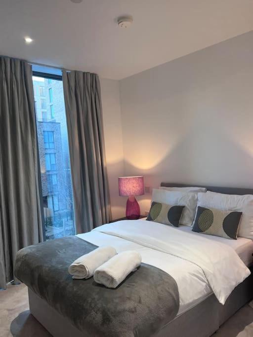 Lovely 2 Bed In Royal Wharf Apartment *