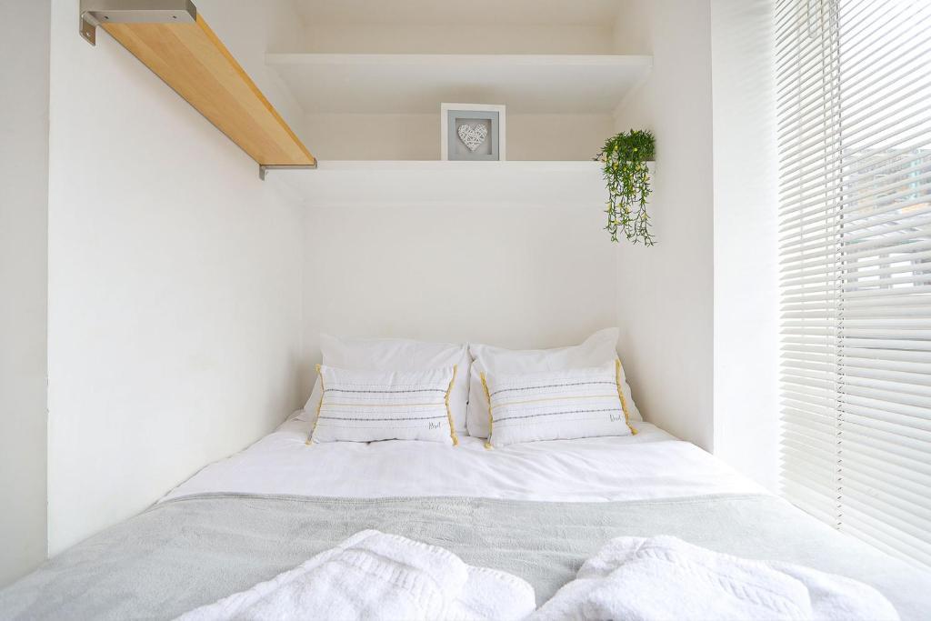 2-bed 2-bath Flat Around The Corner From Portobello Market * London