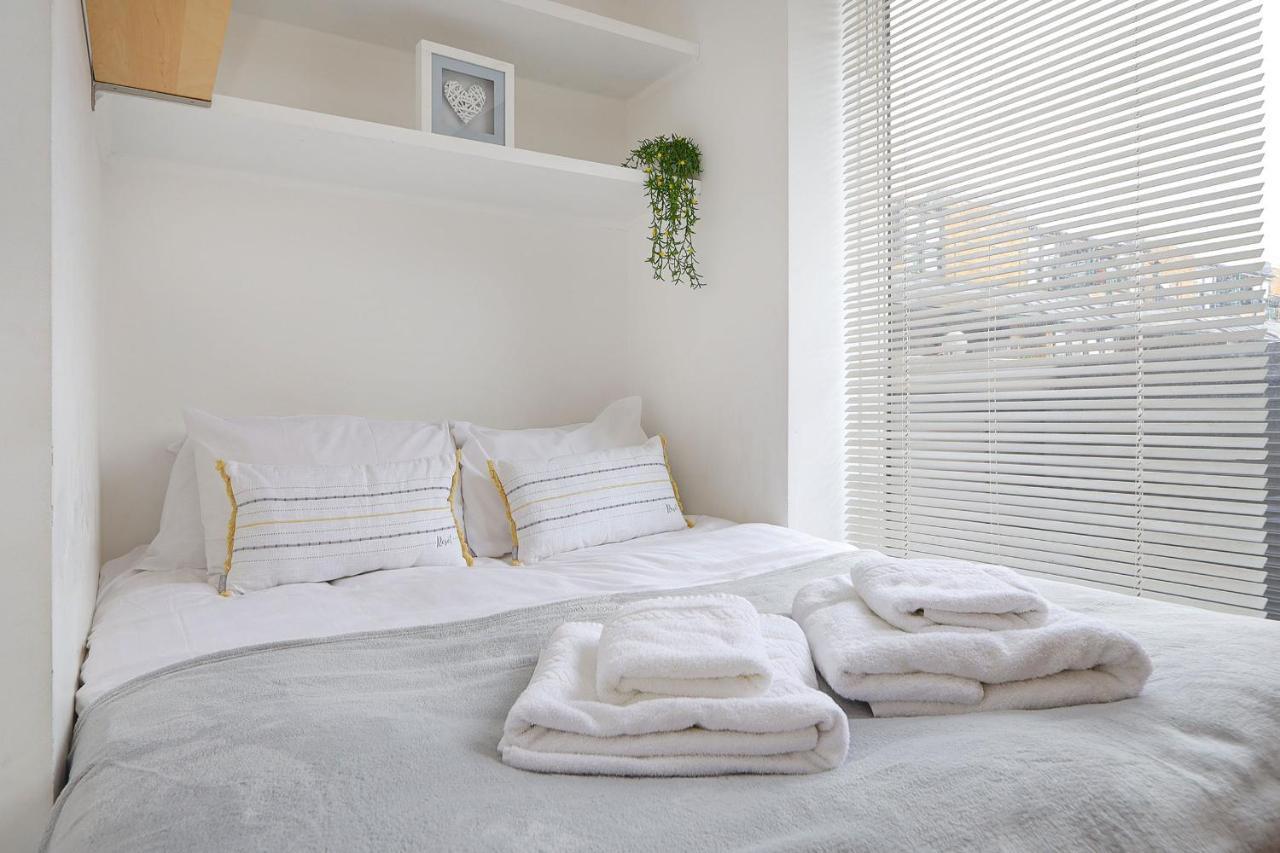2-bed 2-bath Flat Around The Corner From Portobello Market Apartment