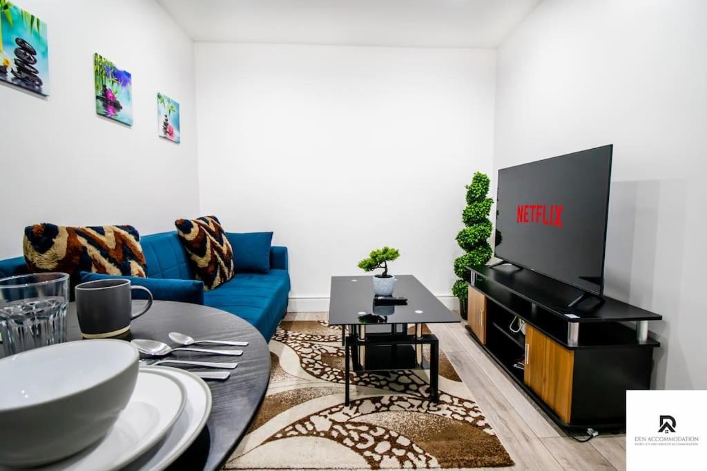 Den Accommodation: Extended House With Parking In Woolwich London