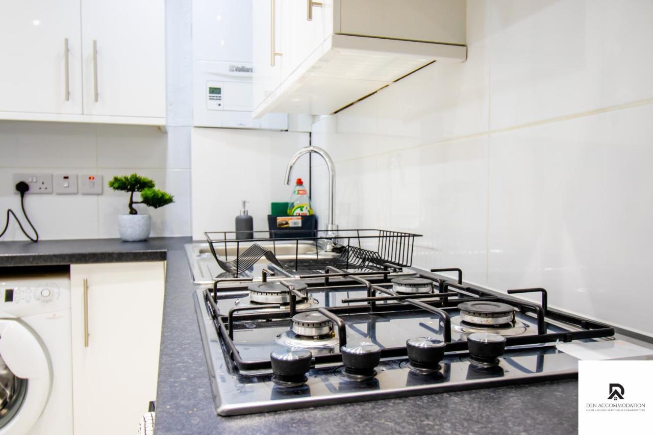 Apartment Den Accommodation: Extended House With Parking In Woolwich