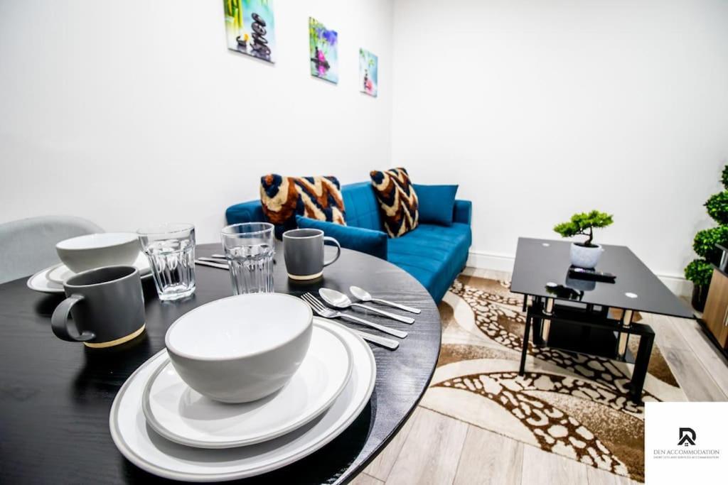 Den Accommodation: Extended House With Parking In Woolwich