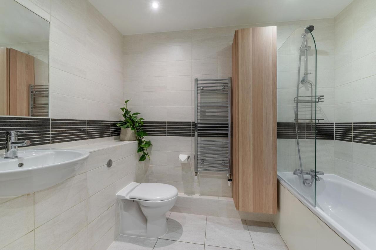 Apartment Kensington Luxury Retreat: Spacious 2-bedroom With Prime Location *