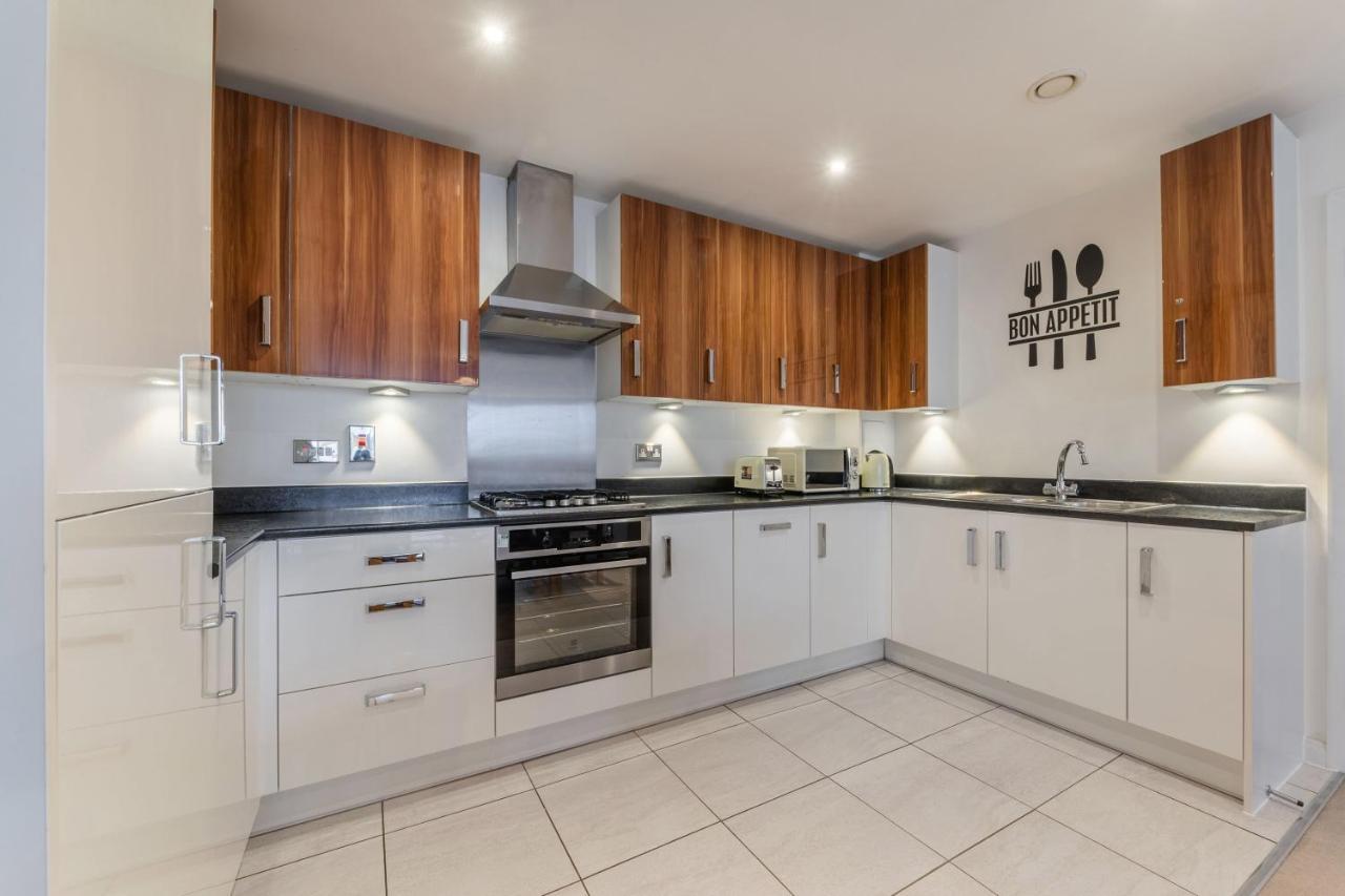 Apartment Kensington Luxury Retreat: Spacious 2-bedroom With Prime Location London