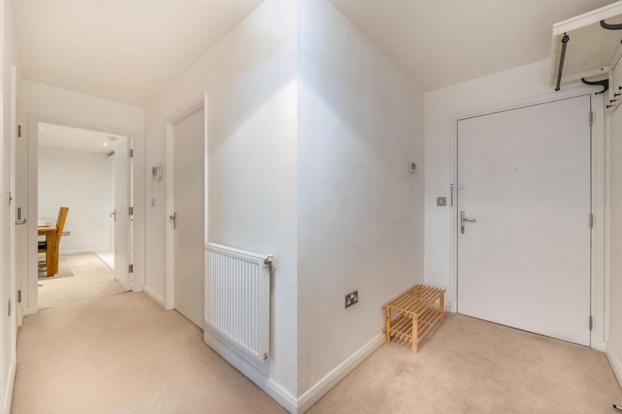 Kensington Luxury Retreat: Spacious 2-bedroom With Prime Location Apartment *