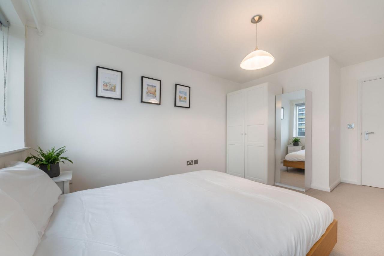 Apartment Kensington Luxury Retreat: Spacious 2-bedroom With Prime Location London
