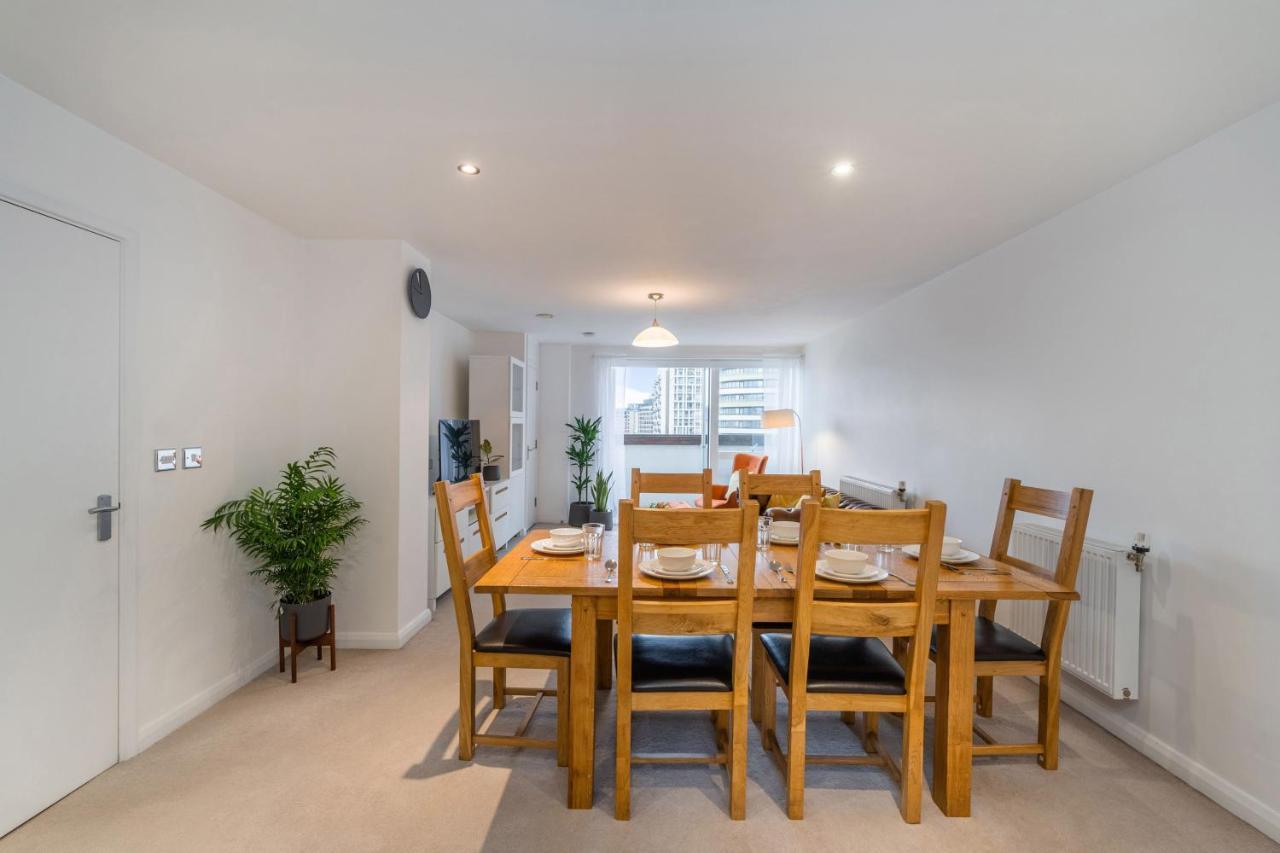Apartment Kensington Luxury Retreat: Spacious 2-bedroom With Prime Location *