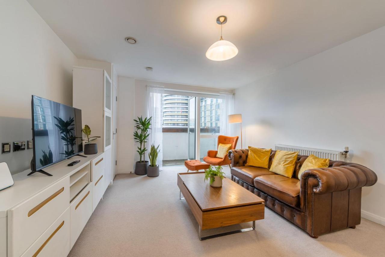 Kensington Luxury Retreat: Spacious 2-bedroom With Prime Location Apartment