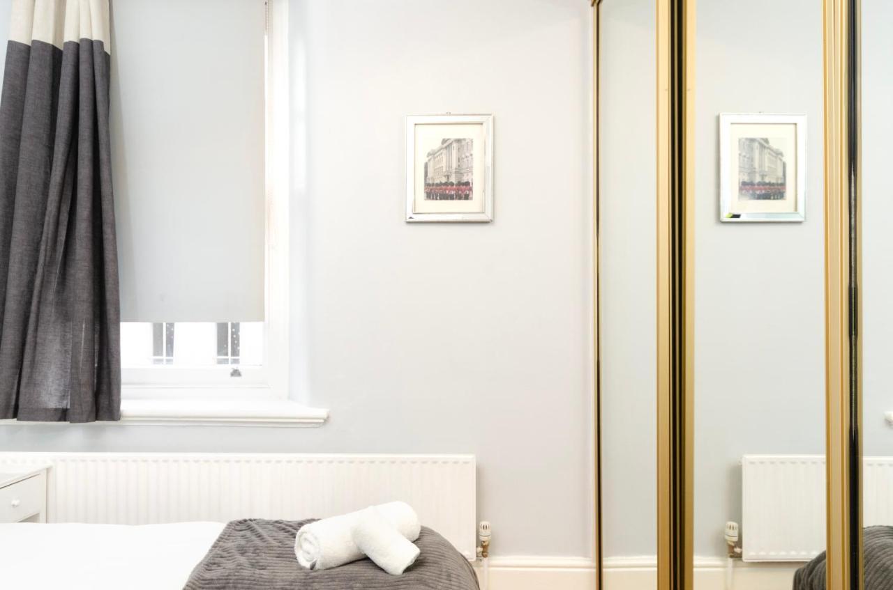 Wells Street Apartment *