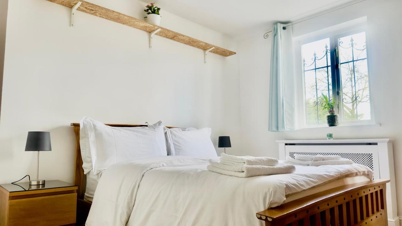 Canal View House: Of Oasis Apartment London