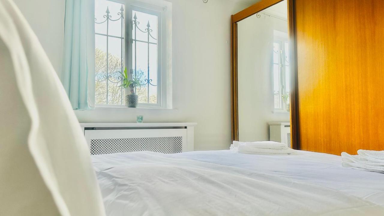Canal View House: Of Oasis Apartment