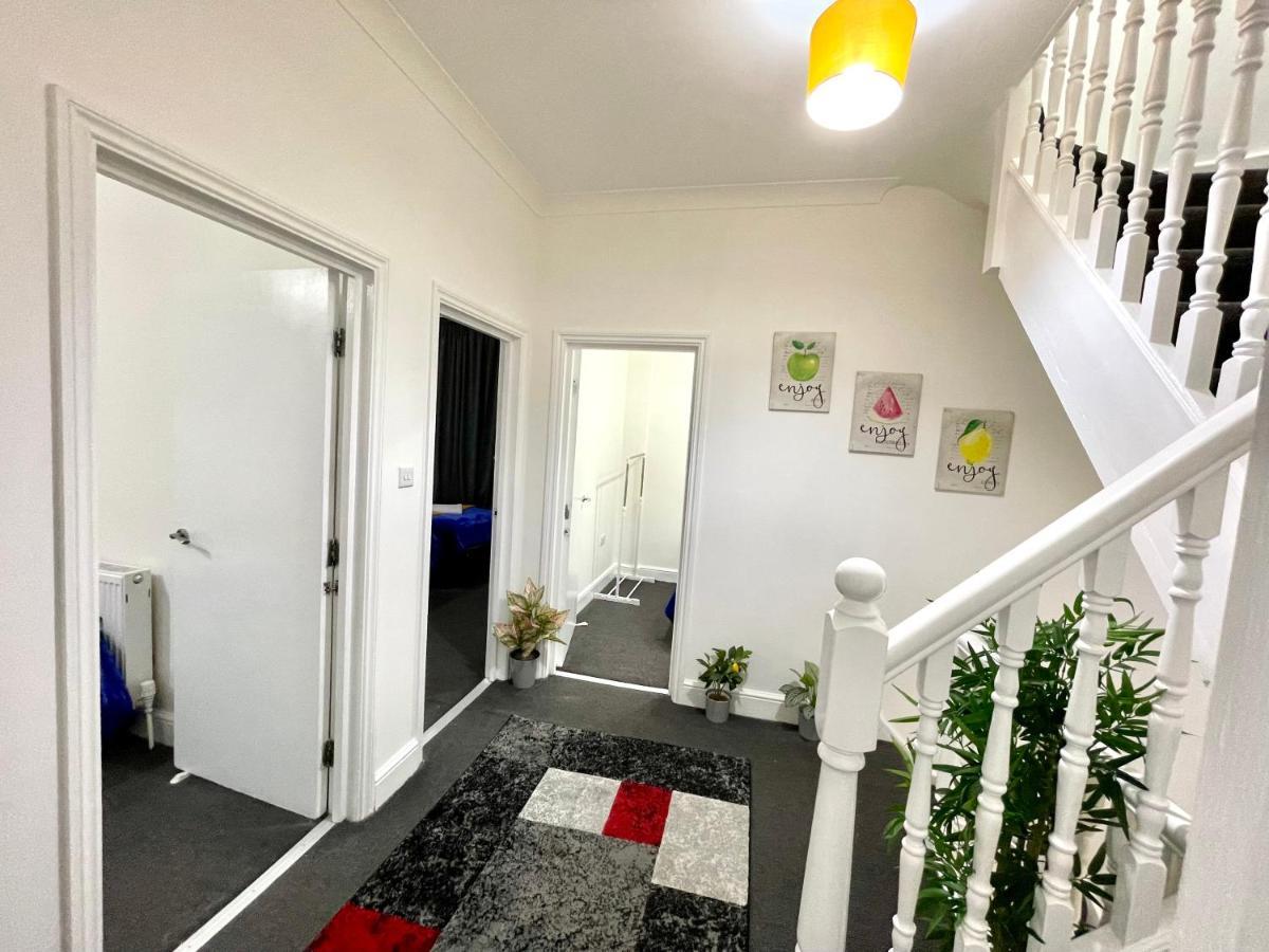 Casa de férias 4 Bedrooms House, 3 Bathrooms , Separate Reception, Full Kitchen, Garden, Parking Londres