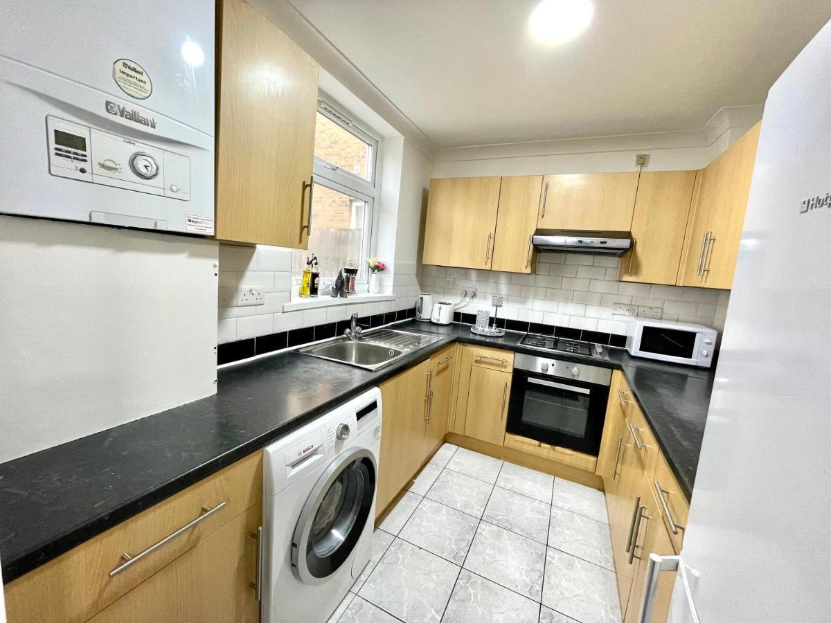 4 Bedrooms House, 3 Bathrooms , Separate Reception, Full Kitchen, Garden, Parking Casa de férias *
