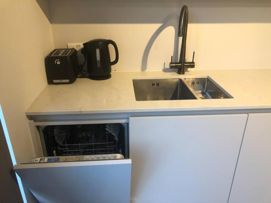Brand New Studio Outhouse Putney Sw15 * London
