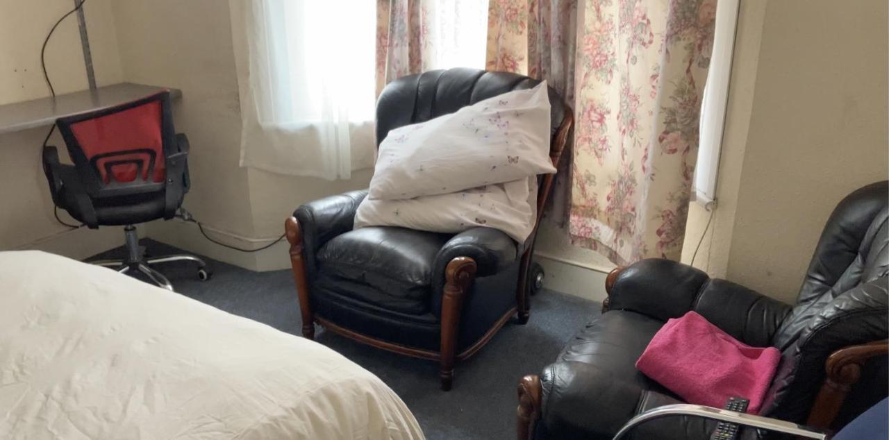 To Let In 3*
