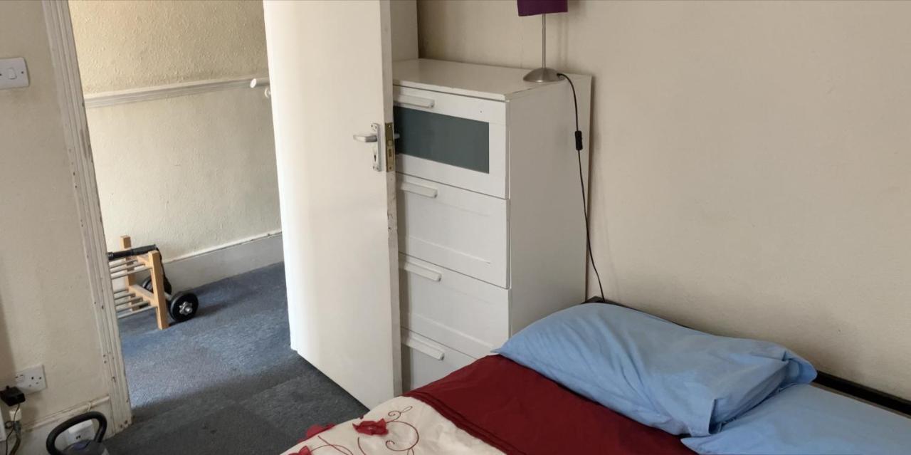 To Let In 3*