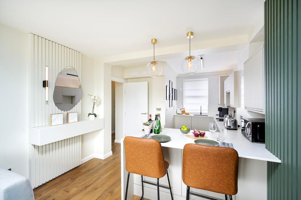 Stylish And Convenient 2 Bed London