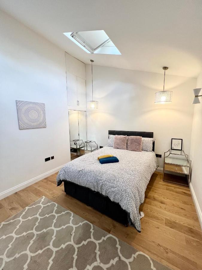 Cosy Trio: Flexible Near Mall With Parking * London