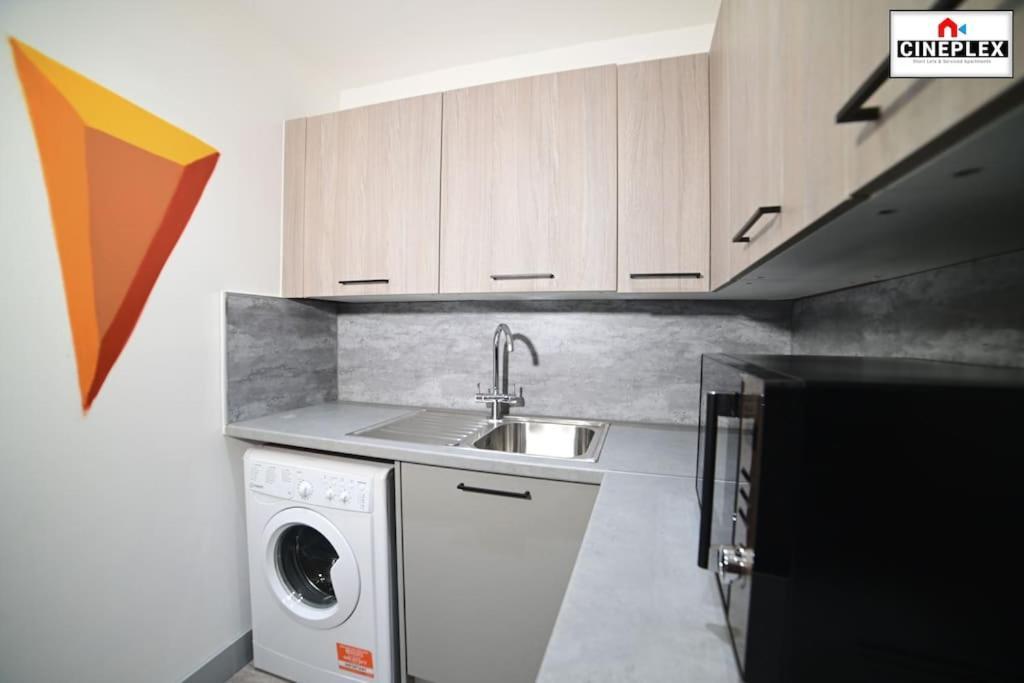 Business Leisure Professional Flat B Unit 2 Lewisham Wifi Netflix By Cineplex Short Lets & Serviced Apartment *