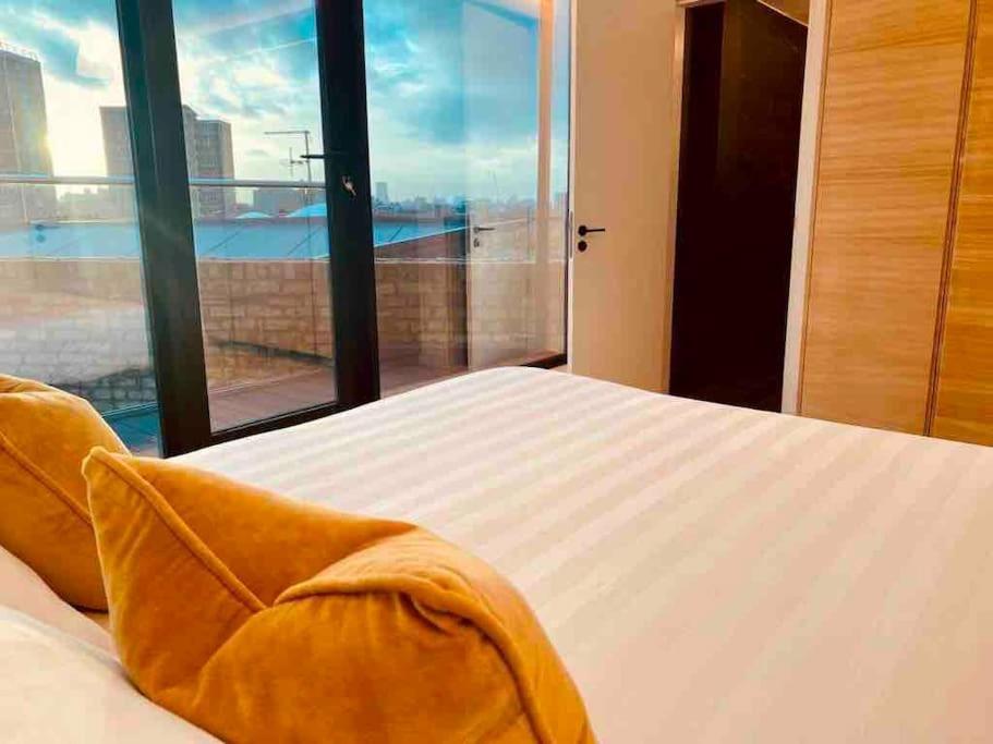 Apartment Large 3 Bed 3 Bathrooms Penthouse With Terrace And Views In *