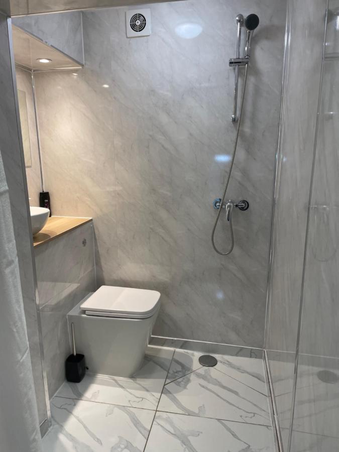 Apartment Plough Way Flat *