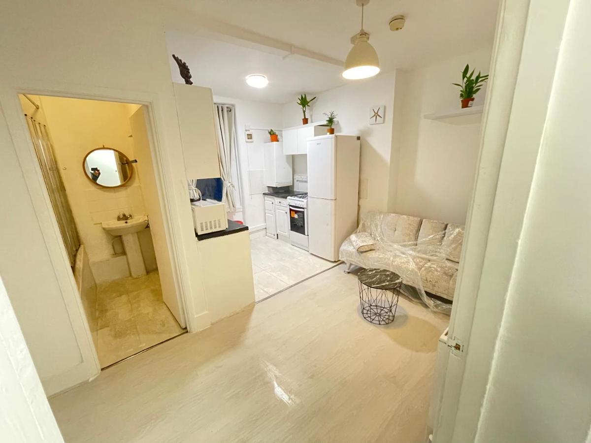 One Bedroom Flat Miles * London