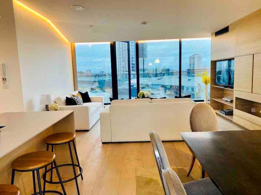 Large 3 Bed 3 Bathrooms Penthouse With Terrace And Views In * London