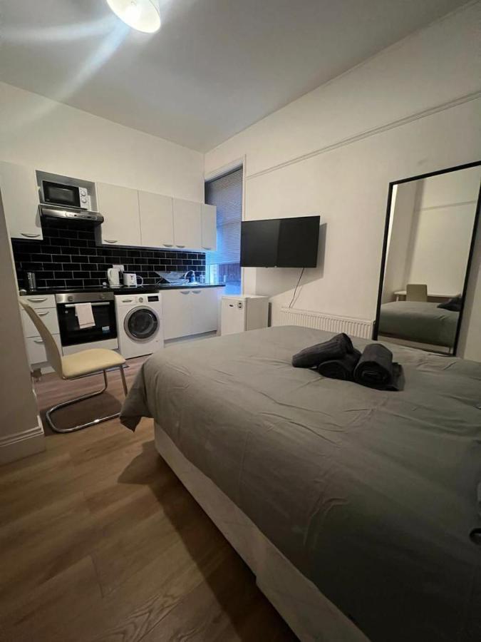 Apartment Private Self Contained Studio In The Heart Of Golders