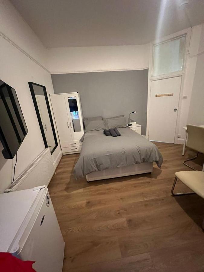 Private Self Contained Studio In The Heart Of Golders Apartment