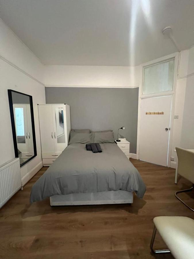 Apartment Private Self Contained Studio In The Heart Of Golders London