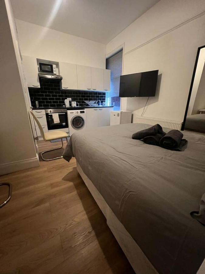 Private Self Contained Studio In The Heart Of Golders Apartment London