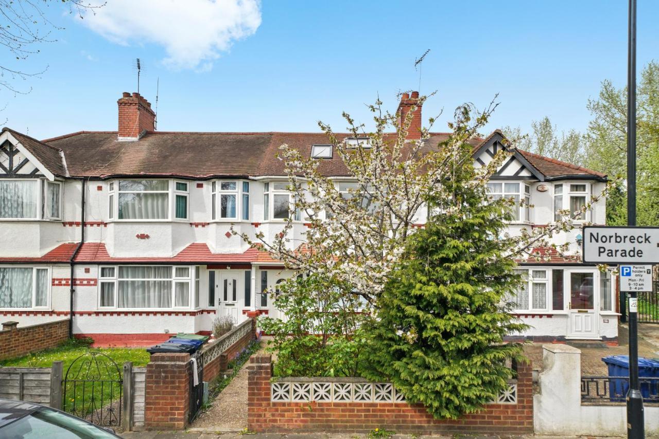 Hanger Lane Hububb Apartment London