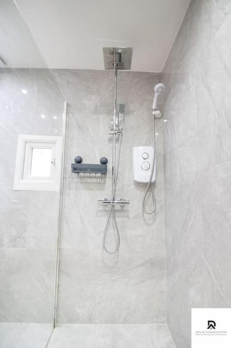 Den Accommodation: Extended House With Parking In Woolwich Apartment London