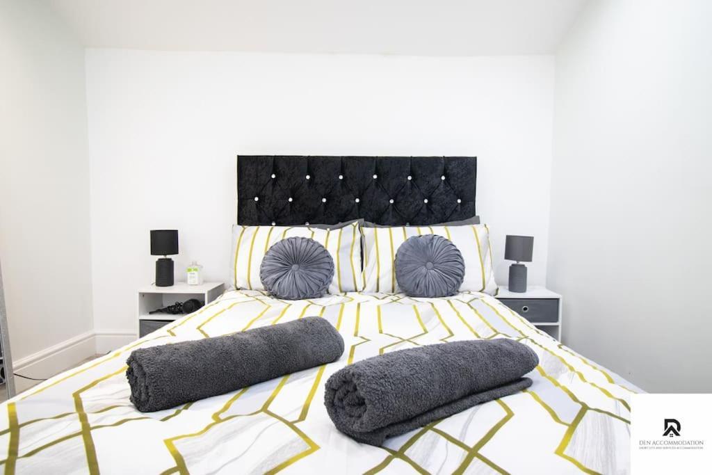 Apartment Den Accommodation: Extended House With Parking In Woolwich *