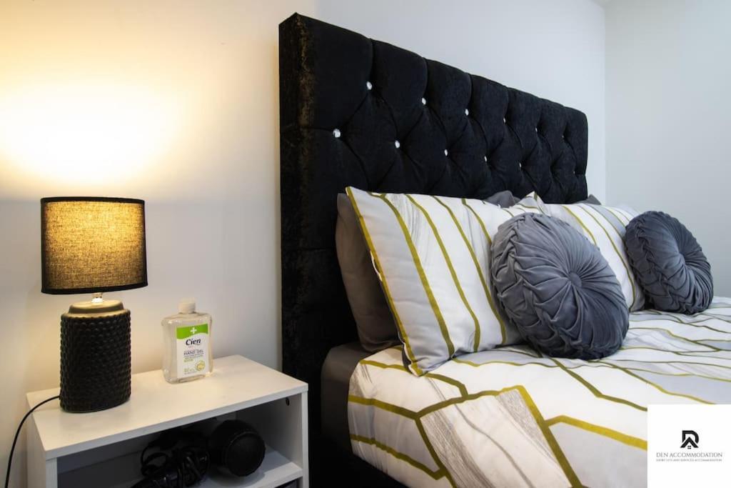 Den Accommodation: Extended House With Parking In Woolwich London