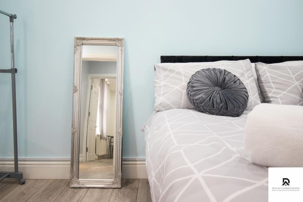 Apartment Den Accommodation: Extended House With Parking In Woolwich *